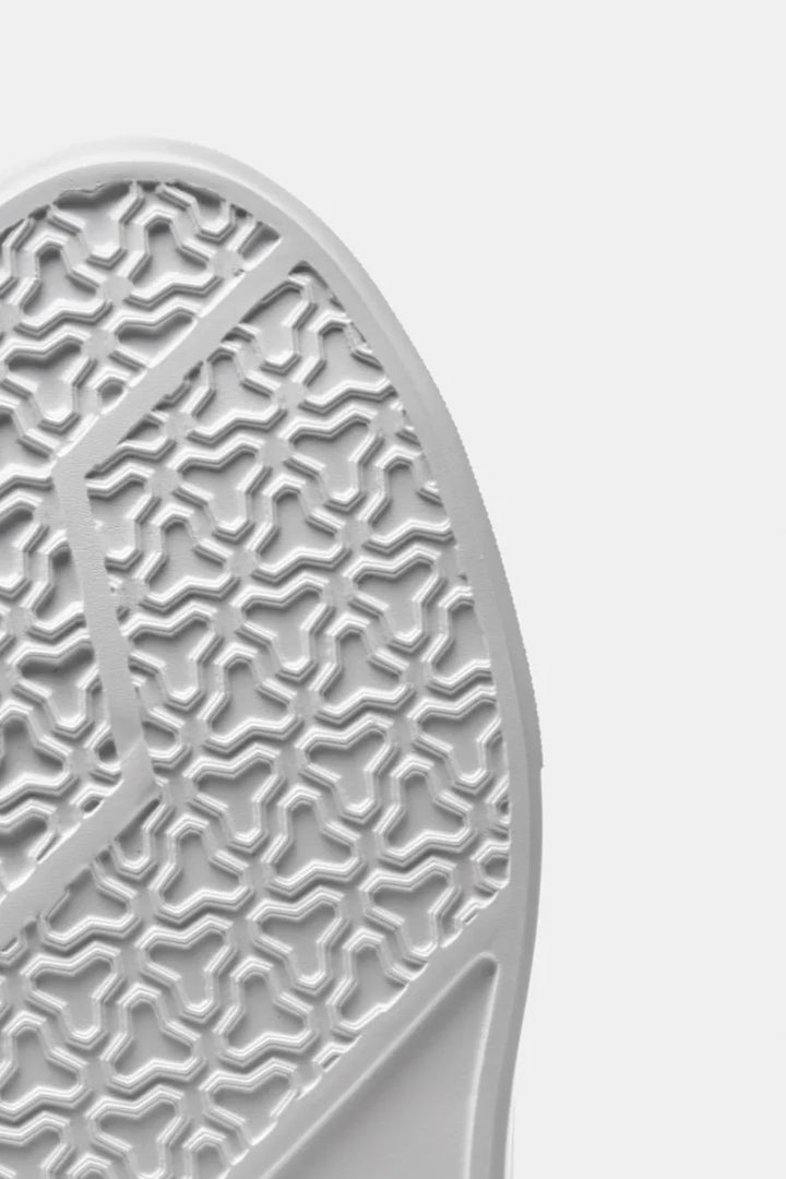 Baskets en daim noir avec semelle blanche pour homme