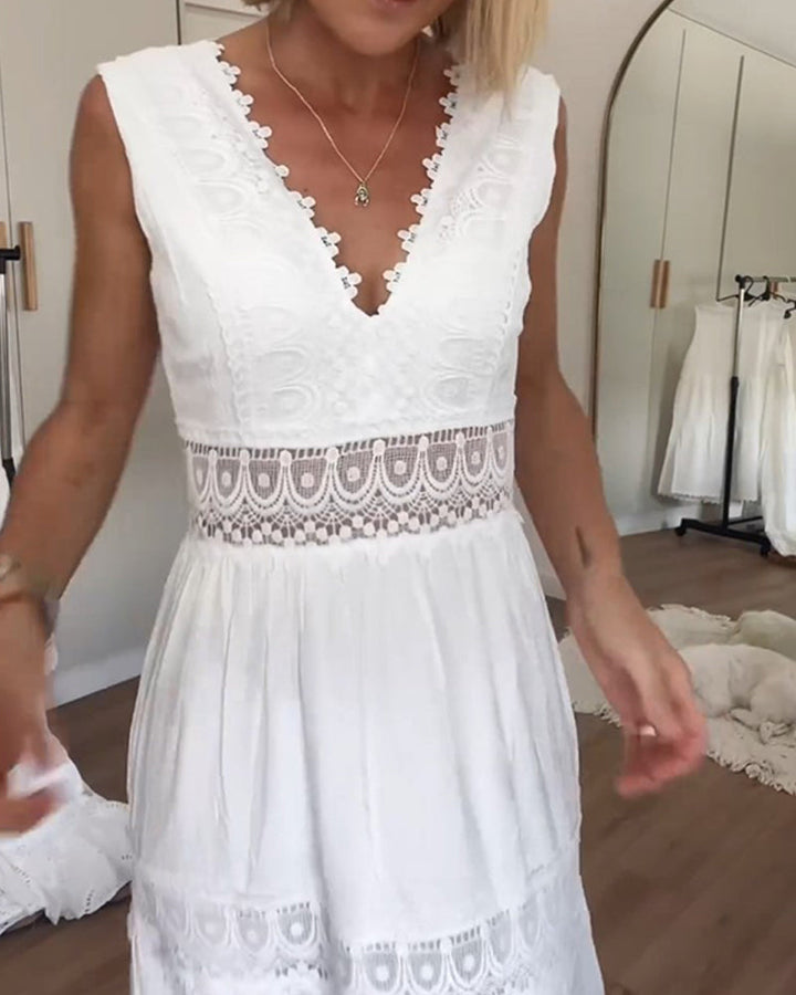 Emmeline | Robe en dentelle à col en V avec finition délicate et taille cintrée pour femme