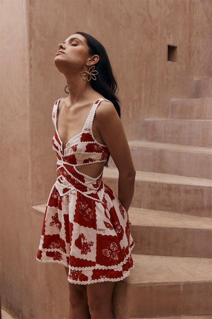 Aoife | Robe à découpes florales avec accent rouge pour femmes